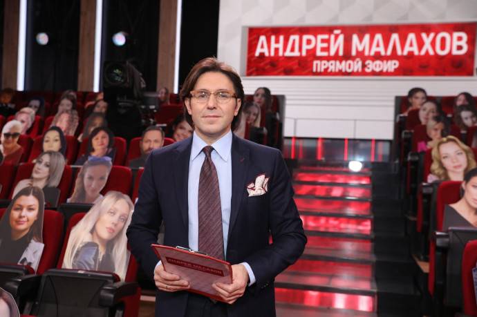 На шоу у Андрея Малахова разгневанная женщина показала обнаженную грудь