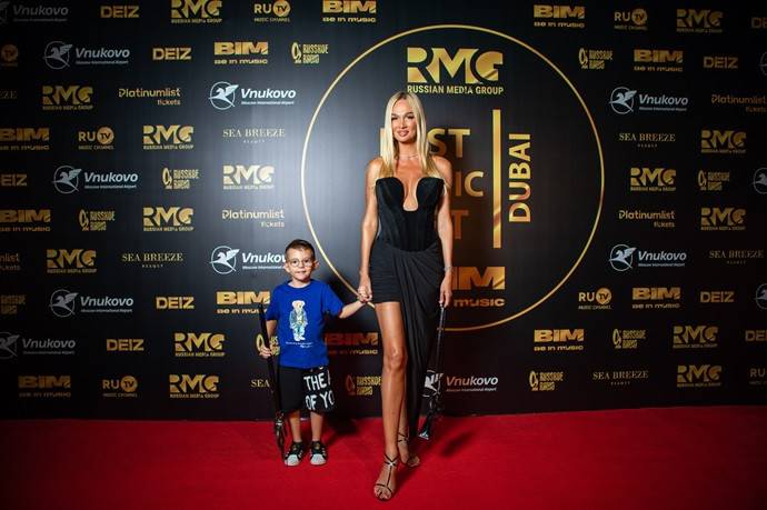 Вика Лопырева вышла в свет с сыном, но без мужа: в Дубае стартовал Best Music Fest от Русской Медиагруппы