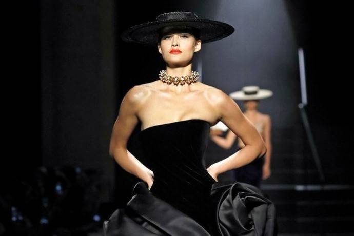 Модный дом Скиапарелли превратил сюрреализм в эротику: ТОП-10 откровенных нарядов