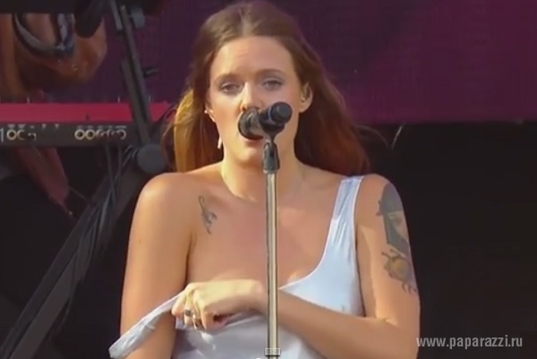 Шведская певица Tove Lo оголила грудь во время исполнения песни