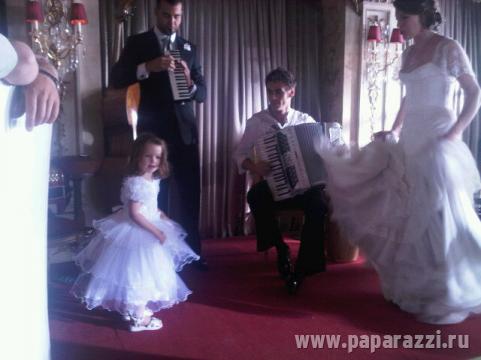 Милла Йовович показала снимки своей дочери-невесты