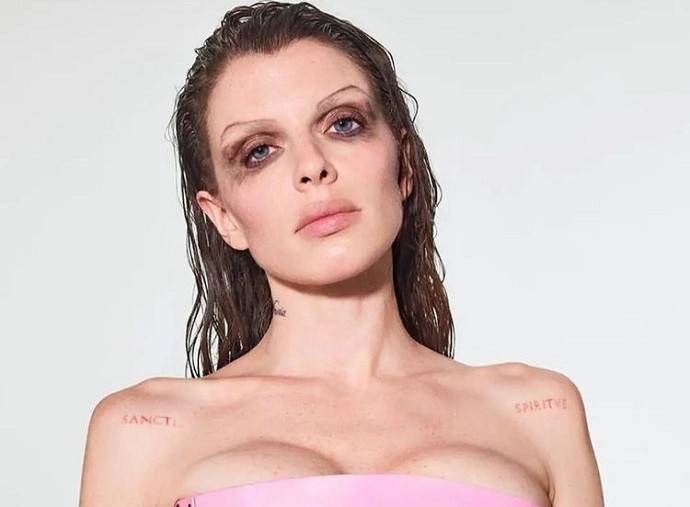 Джулия Фокс появилась на модном показе в платье русалочки с едва прикрытой обнаженной грудью: ТОП фото Джулии Фокс для Playboy