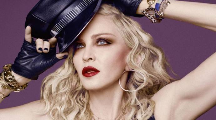 Мадонна подвела итоги уходящего года откровенной фотосессией