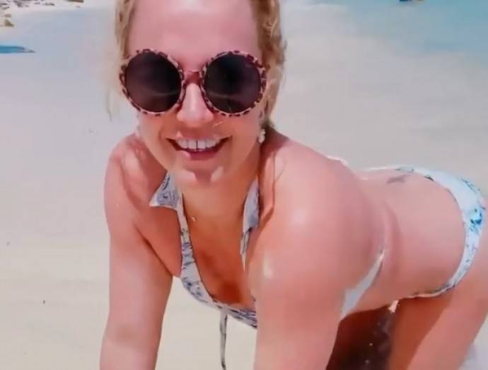 Бритни Спирс устроила стриптиз на пляже