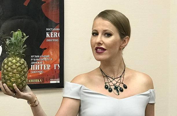 Ксения Собчак надела обтягивающую блузку на голое тело и сообщила о беременности