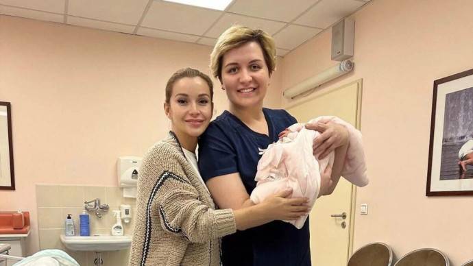 «Картина вырисовывается»: Ольга Орлова показала свою фигуру спустя 2 недели после родов и снова породила сомнения в том, что рожала сама