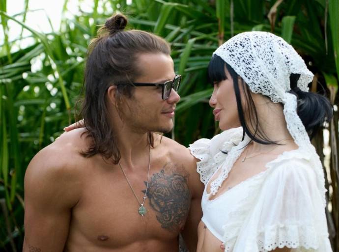 По телевизору показали, как парень Айзы сделал ей предложение По телевизору показали, как парень Айзы сделал ей предложение