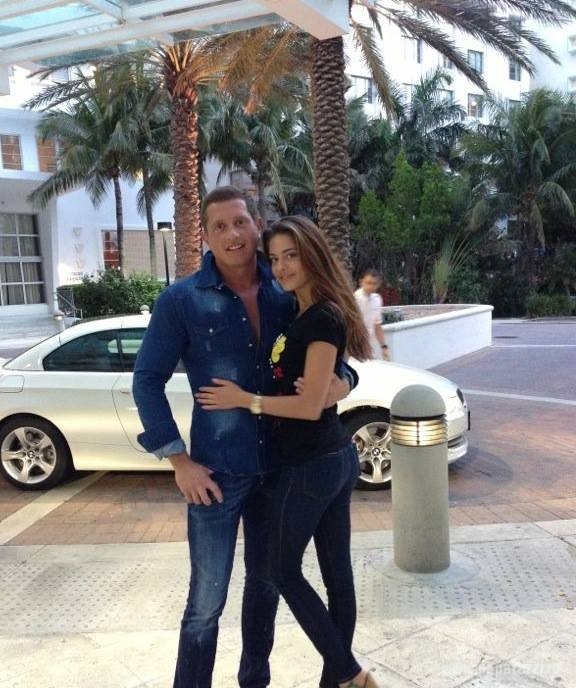 Бывший муж Санты Димопулос развлекается с новой пассией в Майами