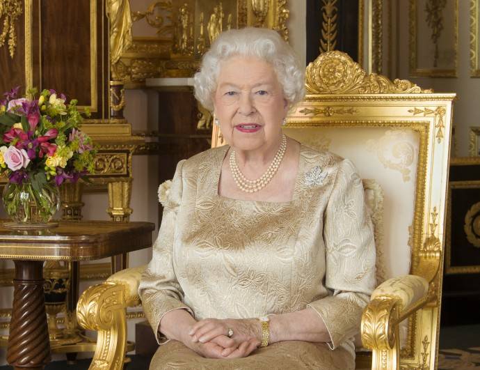 Королева Елизавета II выпустила парфюм для собак 