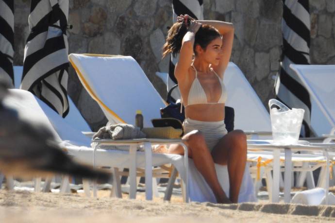 Мисс Вселенная Оливия Калпо в соблазнительных стрингах развлекалась на пляже с неизвестным мужчиной. Топ фото Оливии Калпо, сделанные папарацци на пляже Кабо-Сан-Лукас
