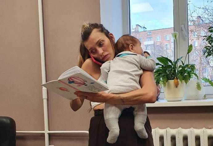 Регина Тодоренко кормит грудью своего малыша прямо во время тренировок на катке