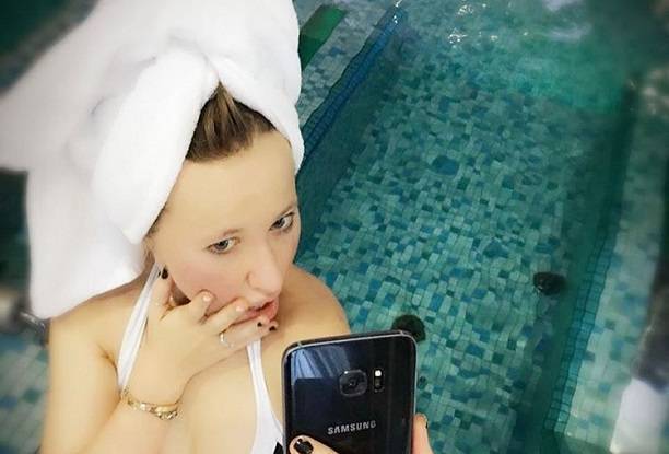 Ксения Собчак сделала странное селфи в бассейне