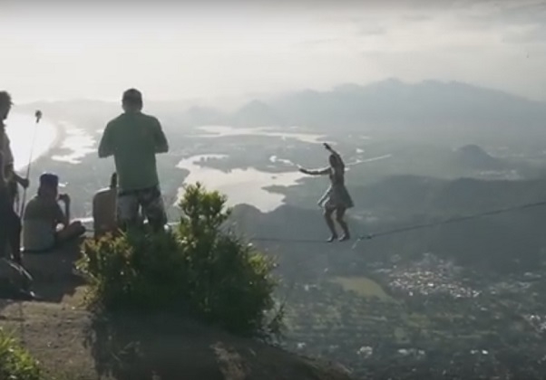Видео дня: девушка на каблуках прошла по натянутому канату на высоте 1 км от земли