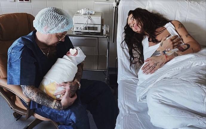 Жена Гуфа устроила фотосессию в трусах и с ребенком на руках, рассекретив пол малыша