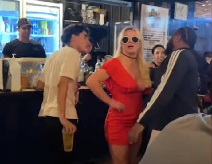 У расплясавшейся в мексиканском ресторане Бритни Спирс из декольте выскочила грудь