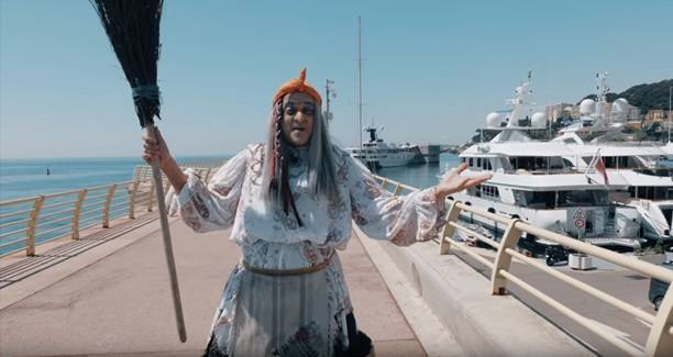 Русская Баба Яга приняла участие в модном показе в Монако