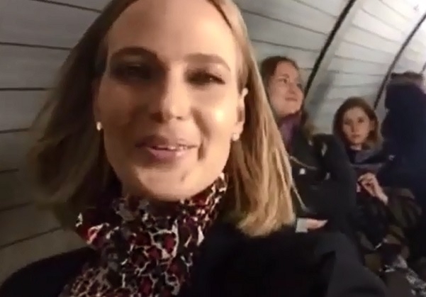 Наташа Ионова прошлась по московским лужам в босоножках и прокатилась в метро (видео)