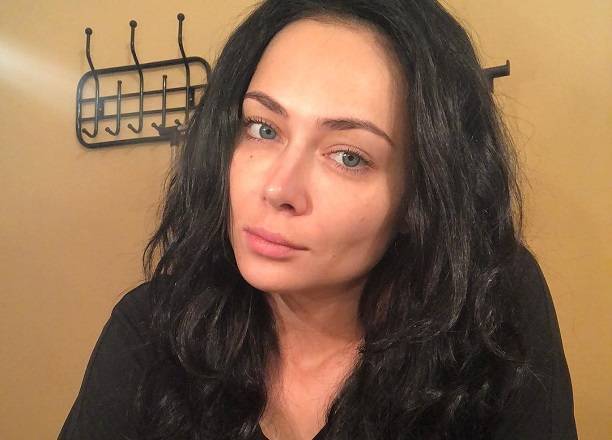 Настасья Самбурская рассказала о пластике носа, опубликовав фото из детства