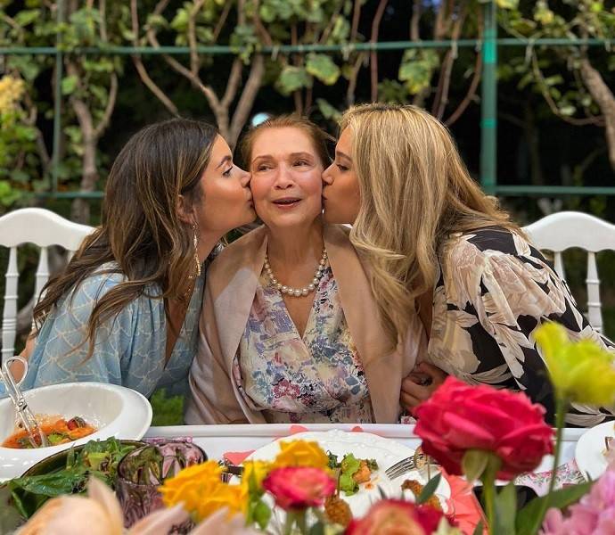Внучка экс-президента Узбекистана Мариам Тилляева сделала сюрприз бабушке на день рождения