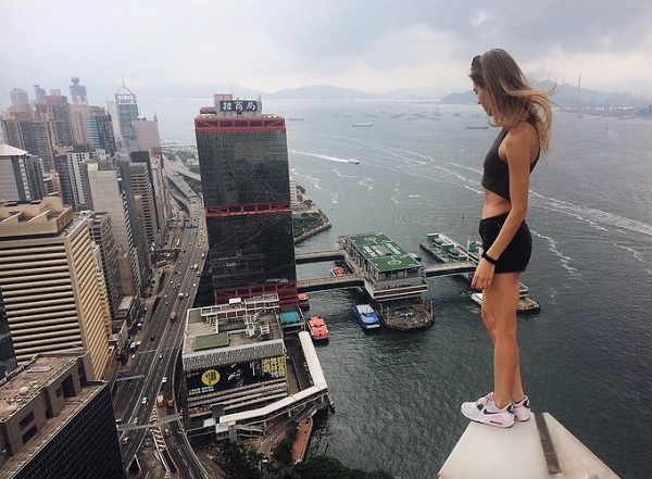 Русская руферша Ангелина Николау сделала опасный трюк на высотке Гонконга (видео)