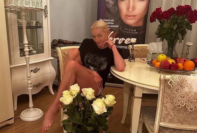 Балерина Анастасия Волочкова призналась, что домработница забрала её телефон и захватила власть в доме