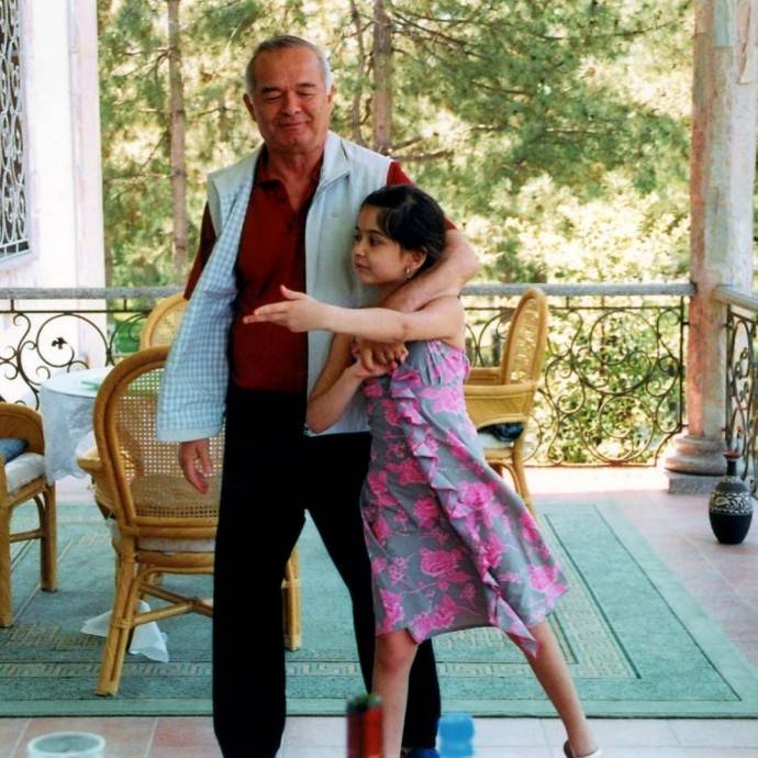 Внучка экс-президента Узбекистана Мариам Тилляева поделилась воспоминаниями о дедушке и показала свои детские фото с ним