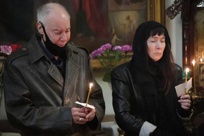 "Слег и не встает": после похорон дочери Владимир Конкин выгнал всех близких из своего дома