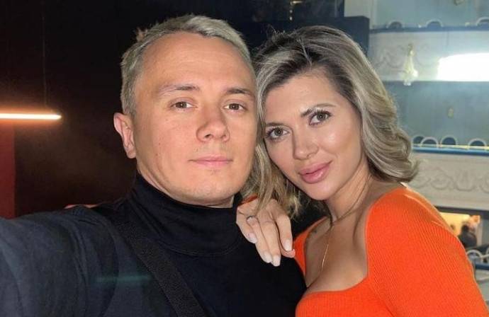 Жена Ильи Соболева оставила на себе лишь крохотные трусики, когда кормила 6-месячного сына грудью