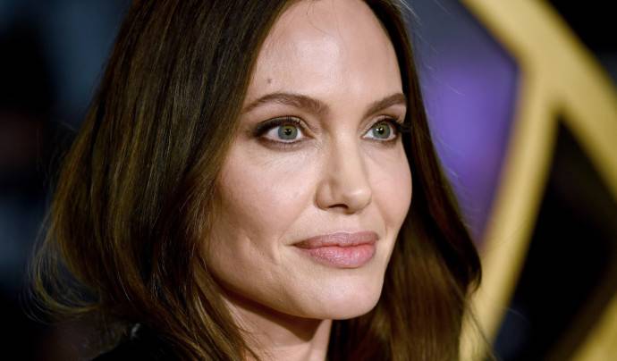 Папарацци удалось заснять Анджелину Джоли в полупрозрачном платье в компании с дочкой