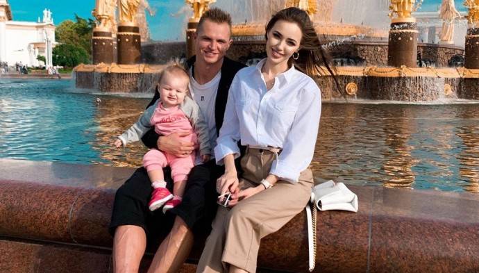 Дмитрий Тарасов показал фото жены Анастасии Костенко в домашних труселях