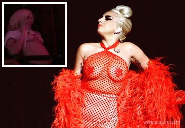 Леди Гага обнажила грудь на концерте