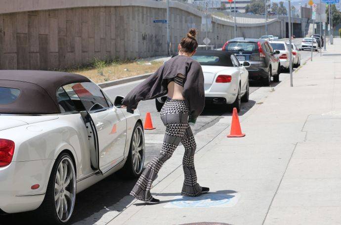 Дженнифер Лопес сверкнула своей сочной попкой в обтягивающих брюках перед камерами