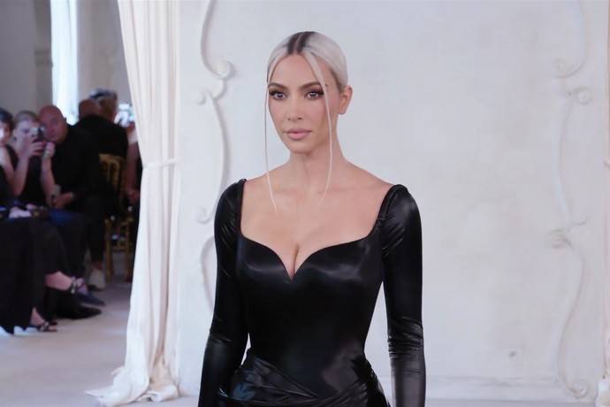Ким Кардашьян устроила модную съёмку в рваных джинсовых трусах, в то время как поклонники ждали от неё реакции на «педофильскую» рекламу Balenciaga