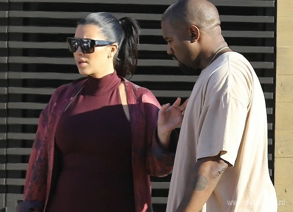 Беременная Ким Кардашян не перестает носить огромную шпильку