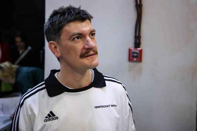 Комик Александр Гудков, покинувший страну, вдруг появился на светском мероприятии с усами и в рубашке с надписью Россия