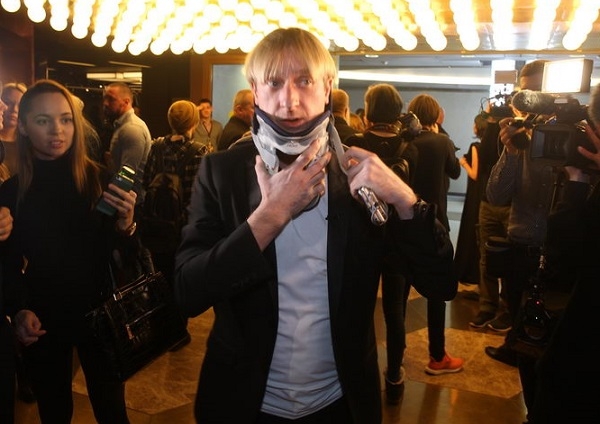 Евгений Плющенко снял шейный бандаж, чтобы не испортить фото с Яной Рудковской