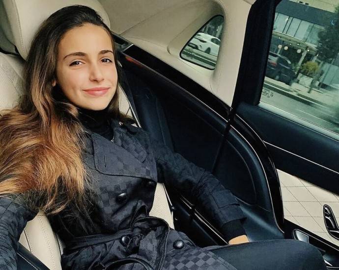 15-летняя Тоня Худякова пришла на выпускной в секси образе опытной эскортницы