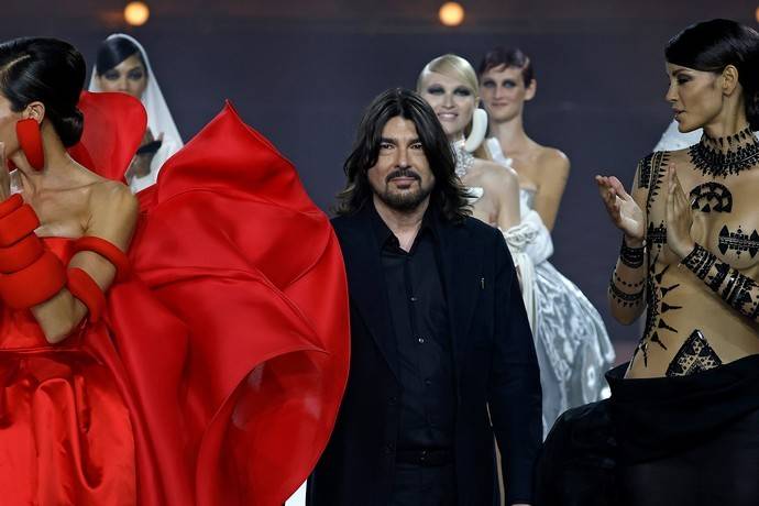 Стефан Роллан устроил поминки на своем показе на неделе высокой моды в Париже