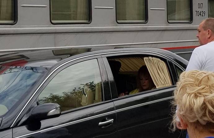 Аллу Пугачеву встретили в Риге не с такими почестями, как проводили в Москве 