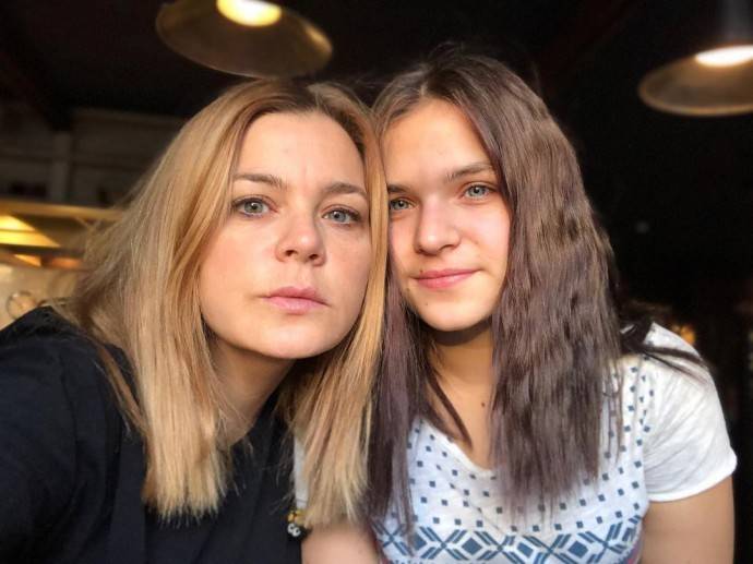 Ирина Пегова в стильной рубашке пришла на премьеру фильма с дочкой