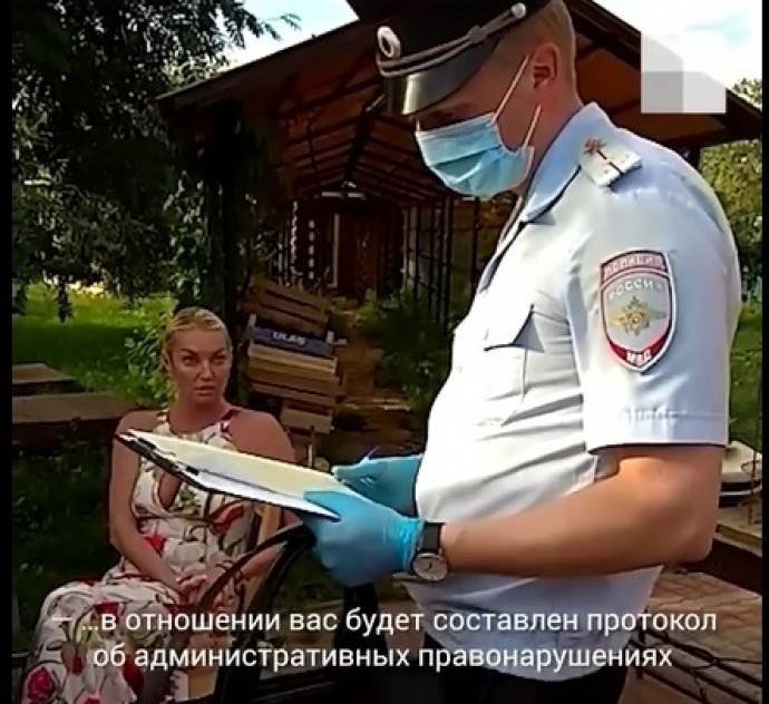 Пьяная Анастасия Волочкова устроила склоку с полицией, засвечивая перед ними своим нижним бельём