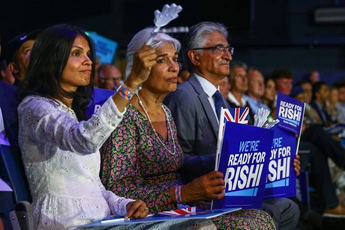 Наследница миллиардера и жена премьер-министра Великобритании Акшата Мурти разгуливает по Лондону в белых тапочках
