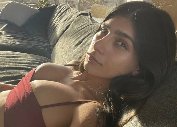«За гранью отвратительности»: Playboy уволил порно актрису Мию Халифу за пост в социальных сетях. ТОП горячих фото уникальной звезды порно из Ливана Мии Халифы, устроившей голый разврат в библиотеке и не только 18+