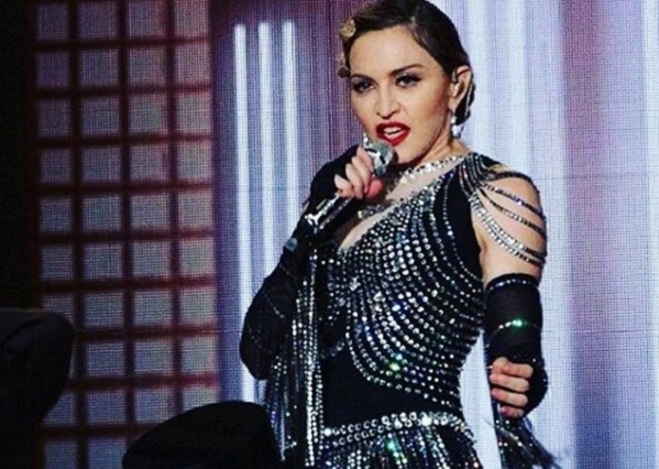 Мадонна обнажила грудь своей поклонницы прямо во время концерта (видео)