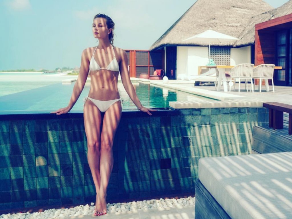 Полина Гагарина в Белом бикини показала маленькую грудь на Мальдивах 2019  Screenshot_20190117-192247.jpg