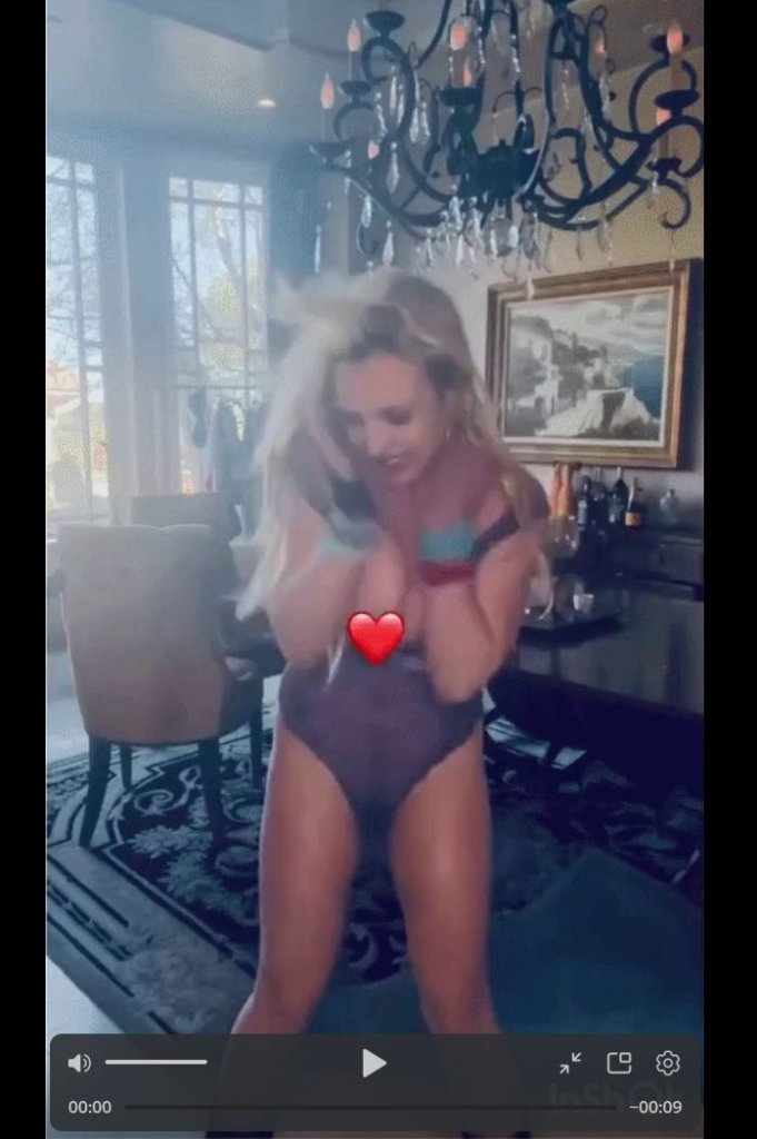 У Бритни Спирс выскочила грудь