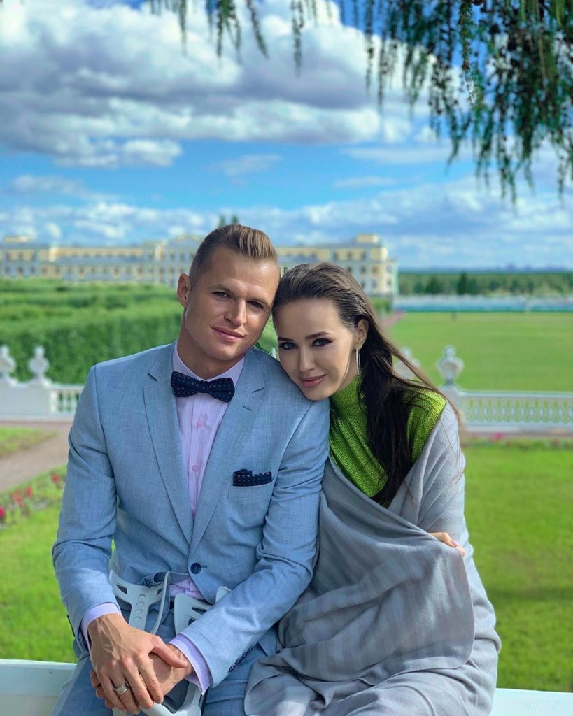 Анастасия Костенко, Дмитрий Тарасов со сломанной ногой и дочка Милана июль 2019