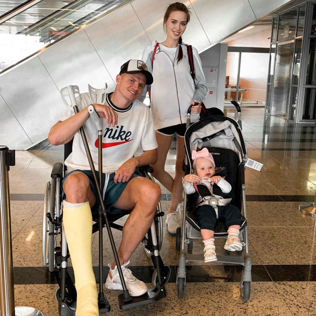 Анастасия Костенко, Дмитрий Тарасов со сломанной ногой и дочка Милана июль 2019