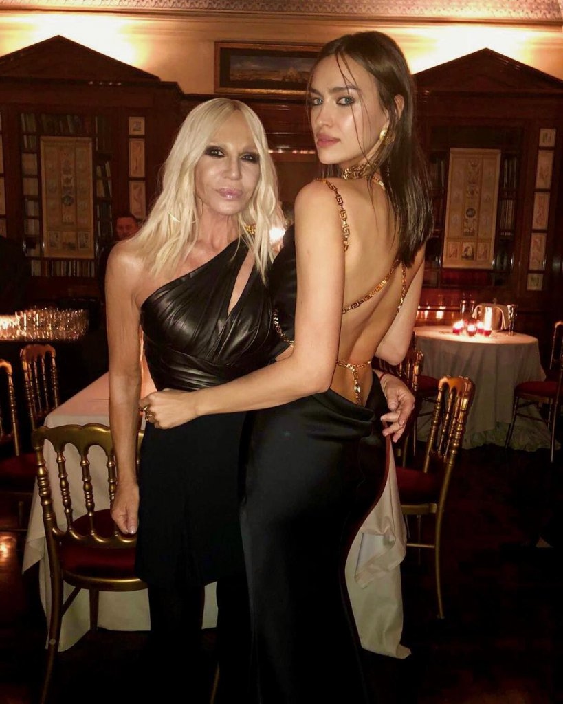 Ирина Шейк донателла Versace 2019 BuMtvlVHozB.jpg