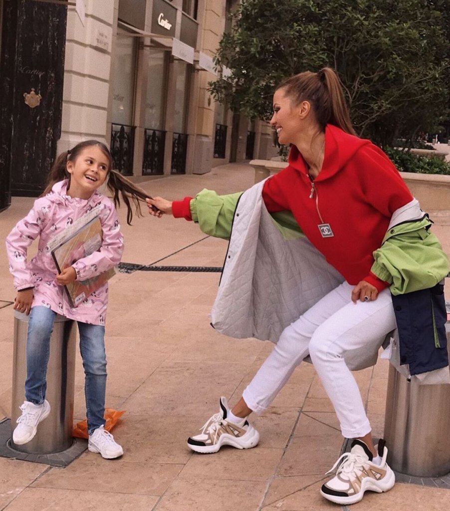 Виктория Боня с дочкой Анджелиной 2019 ByCxq07jr2m.jpg